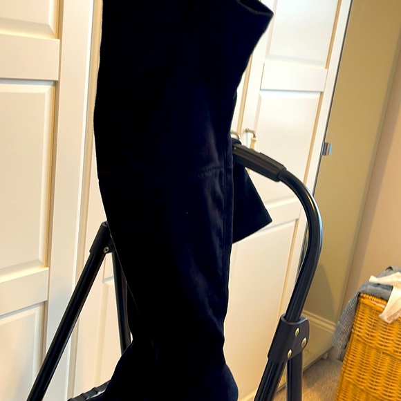 Over-the-knee boots. - Picture 3 of 7